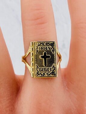 A stunning 10K gold ring featuring the Holy Bible Size 7.5